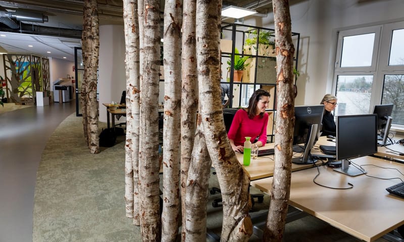 Medewerkers aan het werk op hoofdkantoor