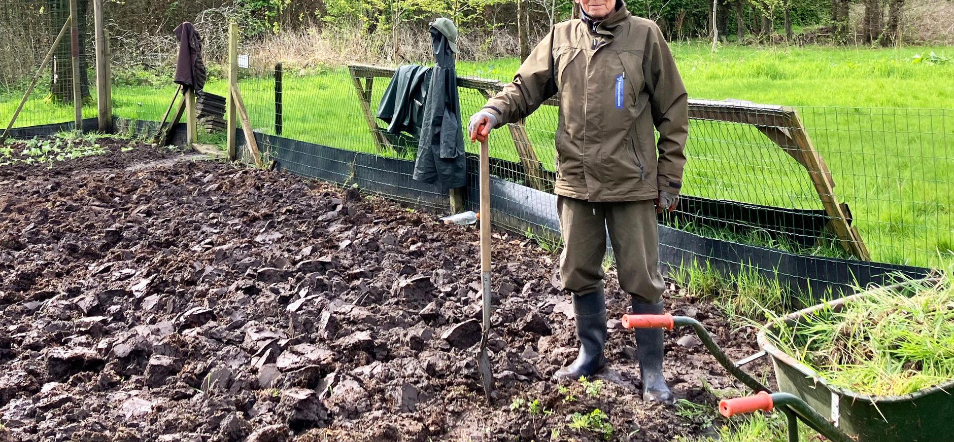 Vrijwilliger Toin van Lint in de moestuin Vrijwilliger Toin van Lint in de moestuin