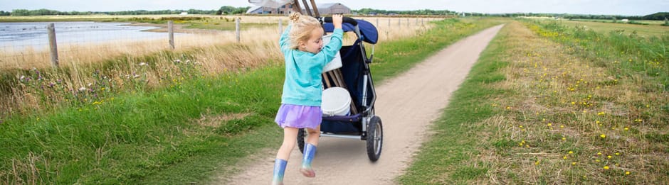 Kind met buggy en schepnetten 
