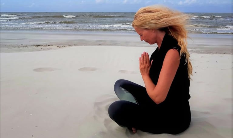 Yoga in de ochtend aan zee
