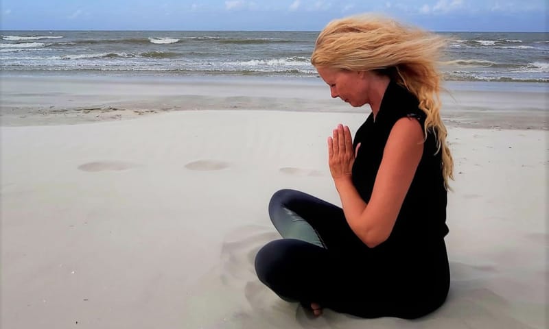 Yoga in de ochtend aan zee