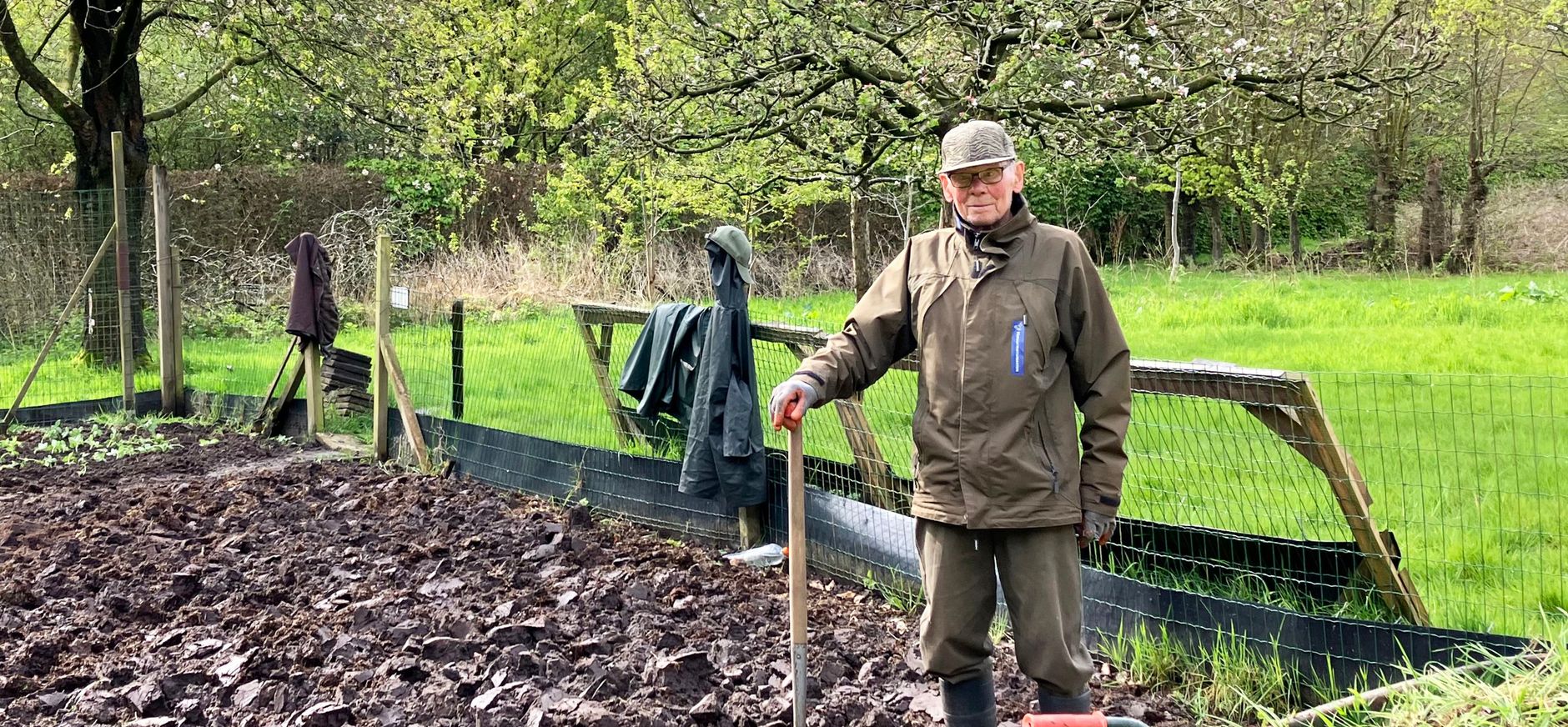 Vrijwilliger Toin van Lint in de moestuin