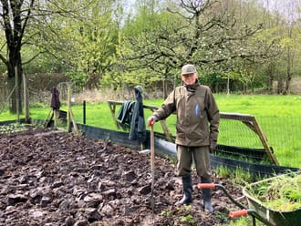 Vrijwilliger Toin van Lint in de moestuin