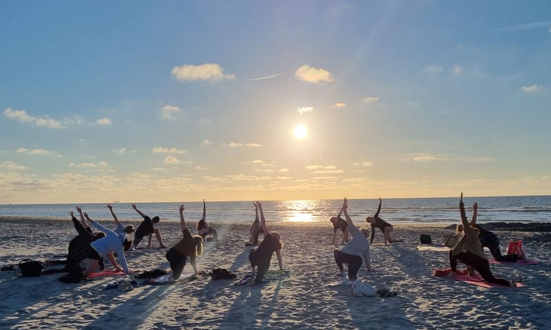 Yoga bij zonsondergang