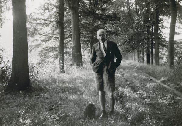 Pieter van Tienhoven met hond Mona op de Mariadreef Pieter van Tienhoven met hond Mona op de Mariadreef