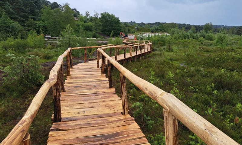 Aanleg nieuwe brug Roode Beek Aanleg van de nieuwe voetgangersbrug over de Roode Beek