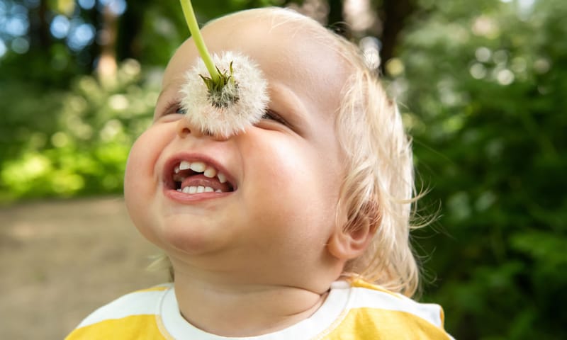 Baby en paardenbloem