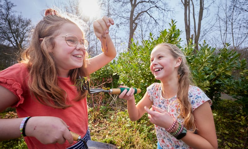 Word Bosjewachter Twee meisjes vinden een regenworm in de natuur