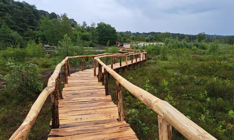 Aanleg nieuwe brug Roode Beek Aanleg van de nieuwe voetgangersbrug over de Roode Beek