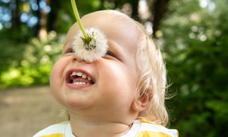 Baby en paardenbloem