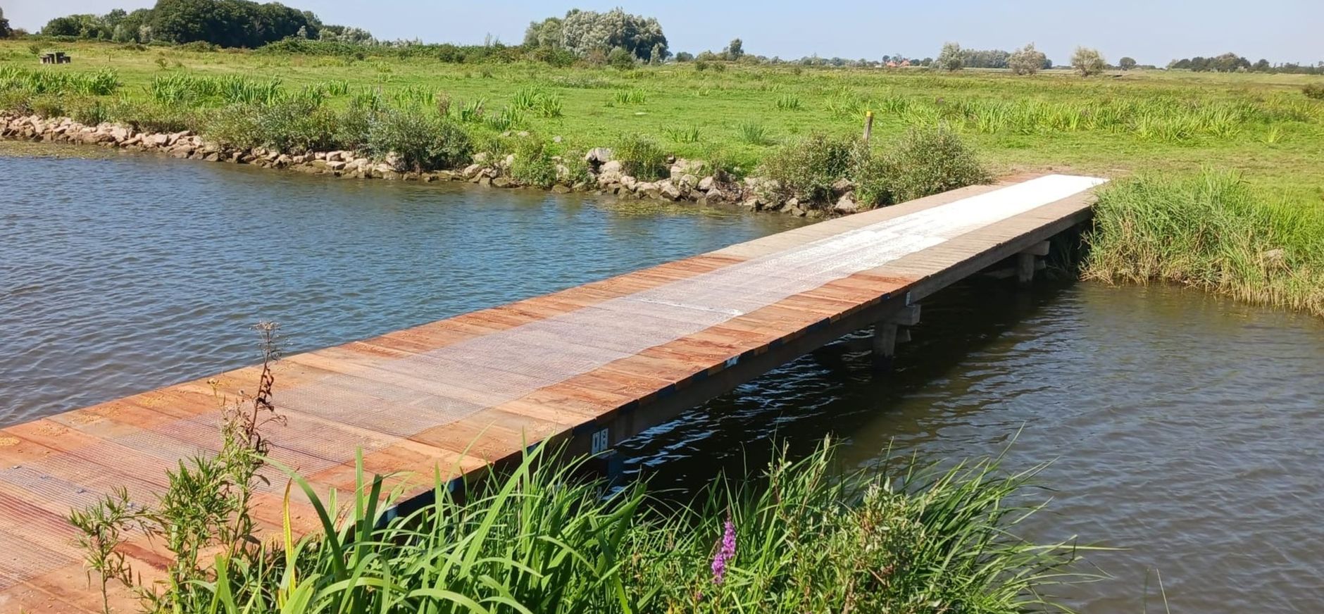 Nieuwe brug laarzenpad