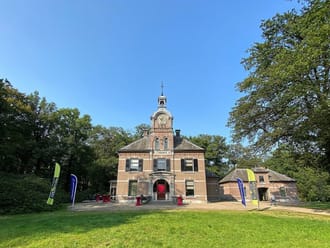 Vakantiewoningen op landgoed Leusveld officieel geopend