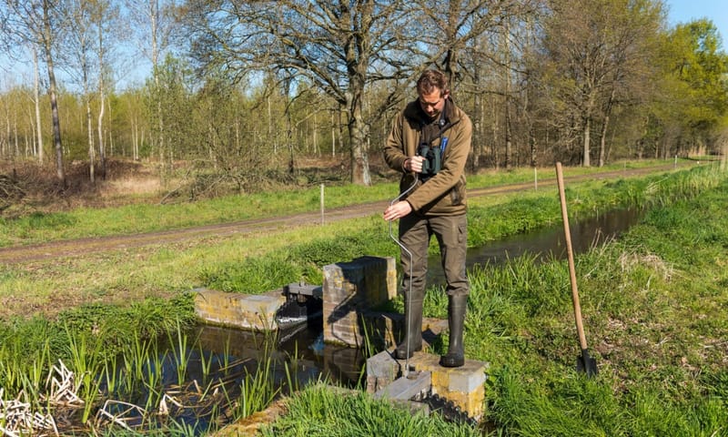 Boswachter Joris stelt watertoevoer naar de weiden af