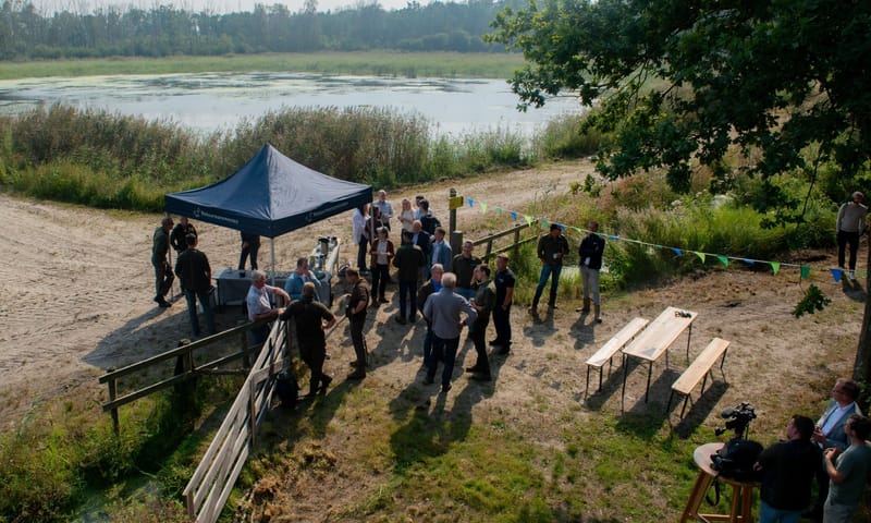 Viering vijverherstel vanaf vogelkijkhut