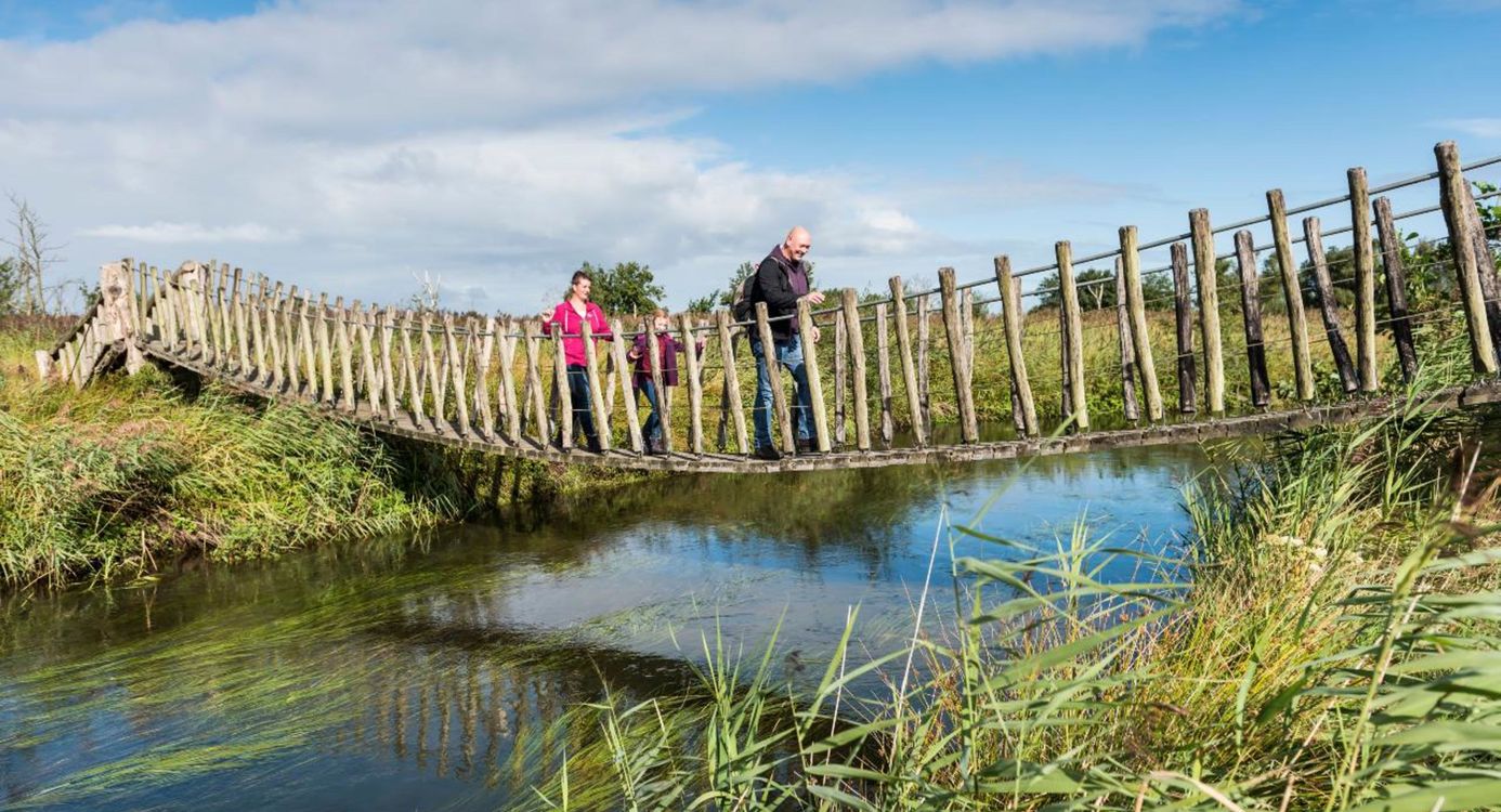 Twee wandelaars op een bruggetje