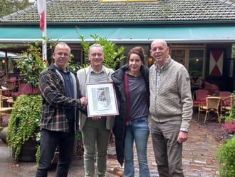 110 jaar Venkraai, uitreiking van een oude foto met de eerste bewoners.