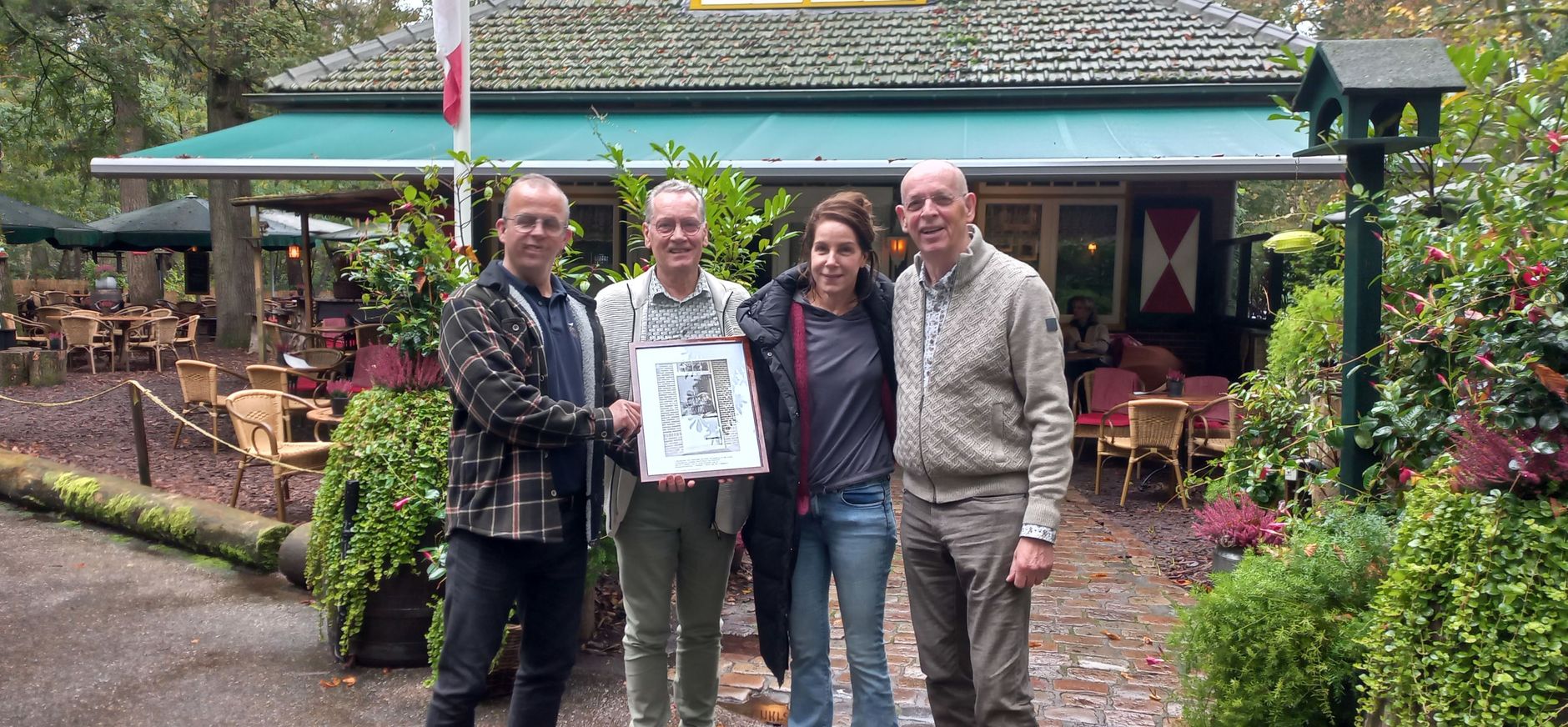 Venkraai 110 jaar 110 jaar Venkraai, uitreiking van een oude foto met de eerste bewoners.