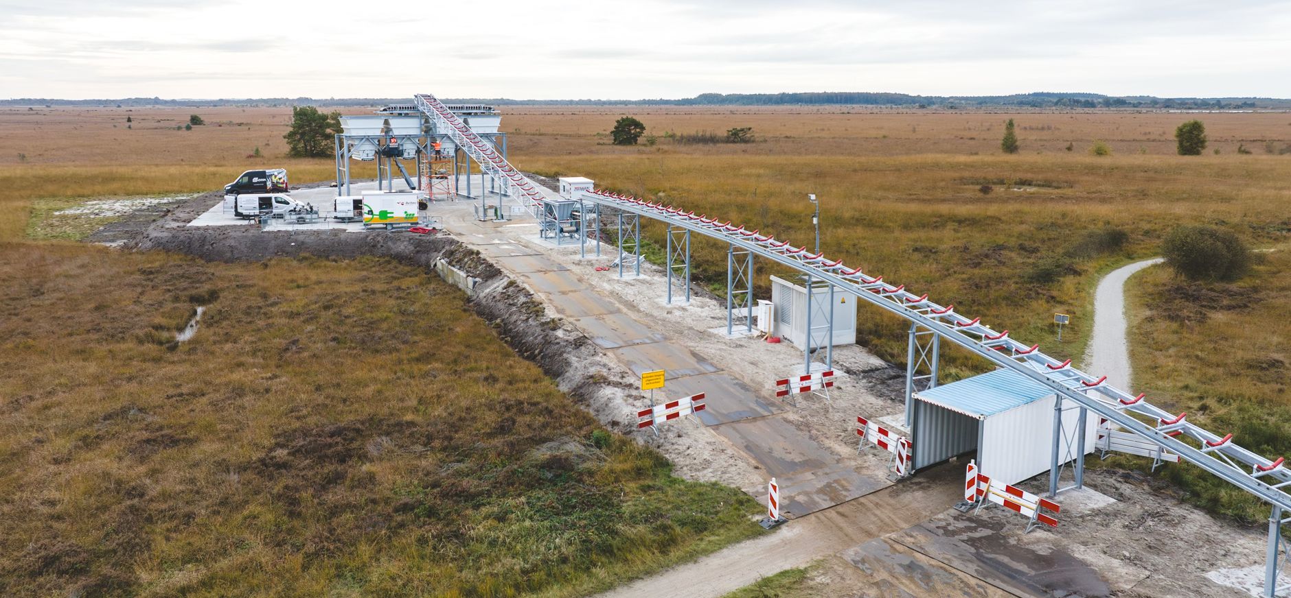 Elektrische transportband voor zand en leem Elektrische transportband voor zand en leem bovenover fietspad de Bonghaar