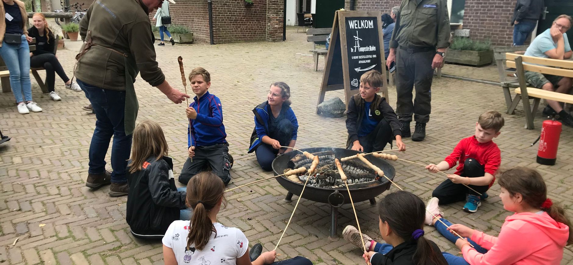 broodjes bakken bij de Hompesche Molen