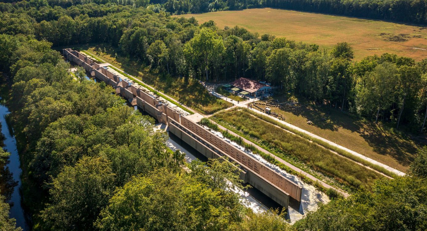 Dronefoto van de entree van het Waterloopbos