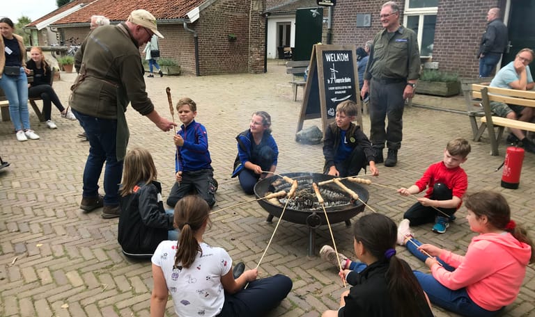 broodjes bakken bij de Hompesche Molen 