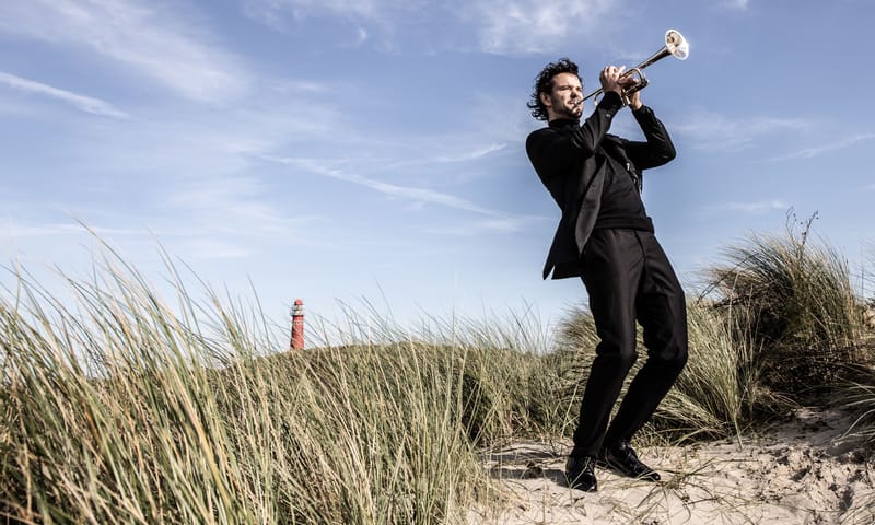 Trompettist op duin