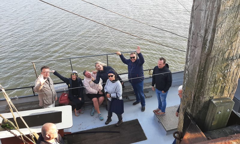 FREIIA-Wave-goodbeye-shrimpvessel-Natuurmonumenten-Schiermonnikoog FREIIA-Wave-goodbeye-shrimpvessel-Natuurmonumenten-Schiermonnikoog