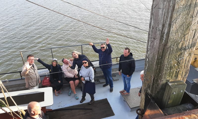 FREIIA-Wave-goodbeye-shrimpvessel-Natuurmonumenten-Schiermonnikoog