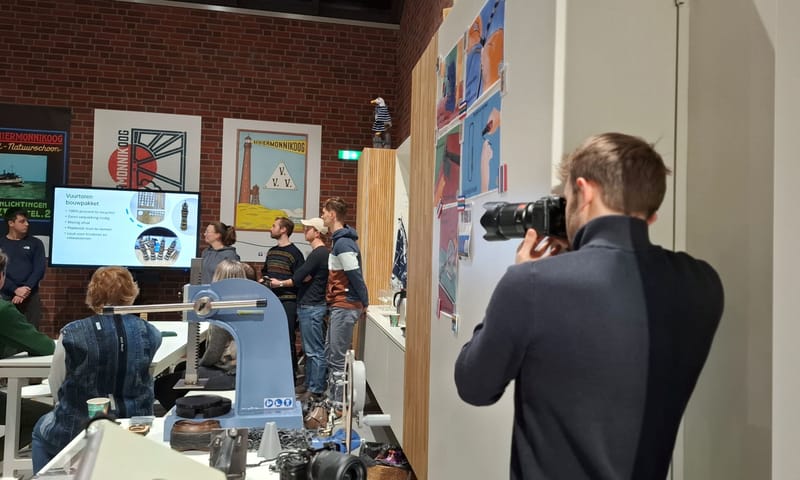 Meet-en-Friet-FREIIA-fotograaf in actie-Informatiecentrum Het Baken op Schiermonnikoog Meet-en-Friet-FREIIA-fotograaf in actie-Het Baken