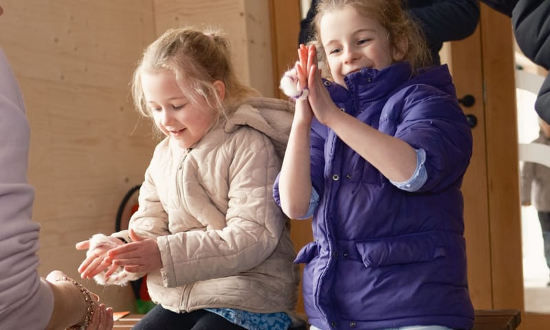 Armbandjes maken van schapenwol op de Belevenisboerderij