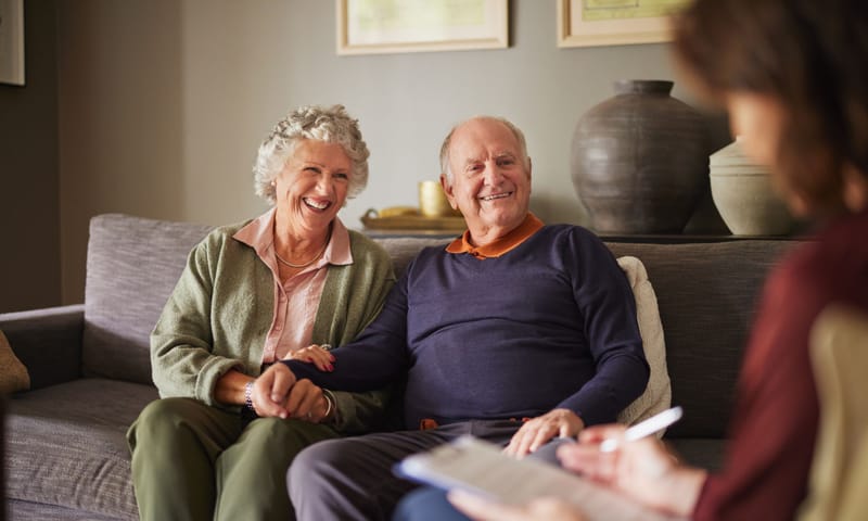 Echtpaar in gesprek met relatiemanager over Nalaten Echtpaar in gesprek met relatiemanager over Nalaten