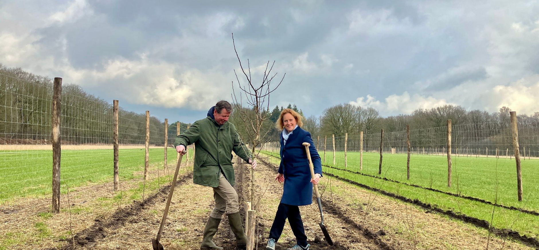 Gedeputeerde Hagar Roijackers plant samen met Lars Koreman van Natuurmonumenten eerste fruitboom in houtsingel op de Pessaert Aanplant van houtsingels op de Pessaert