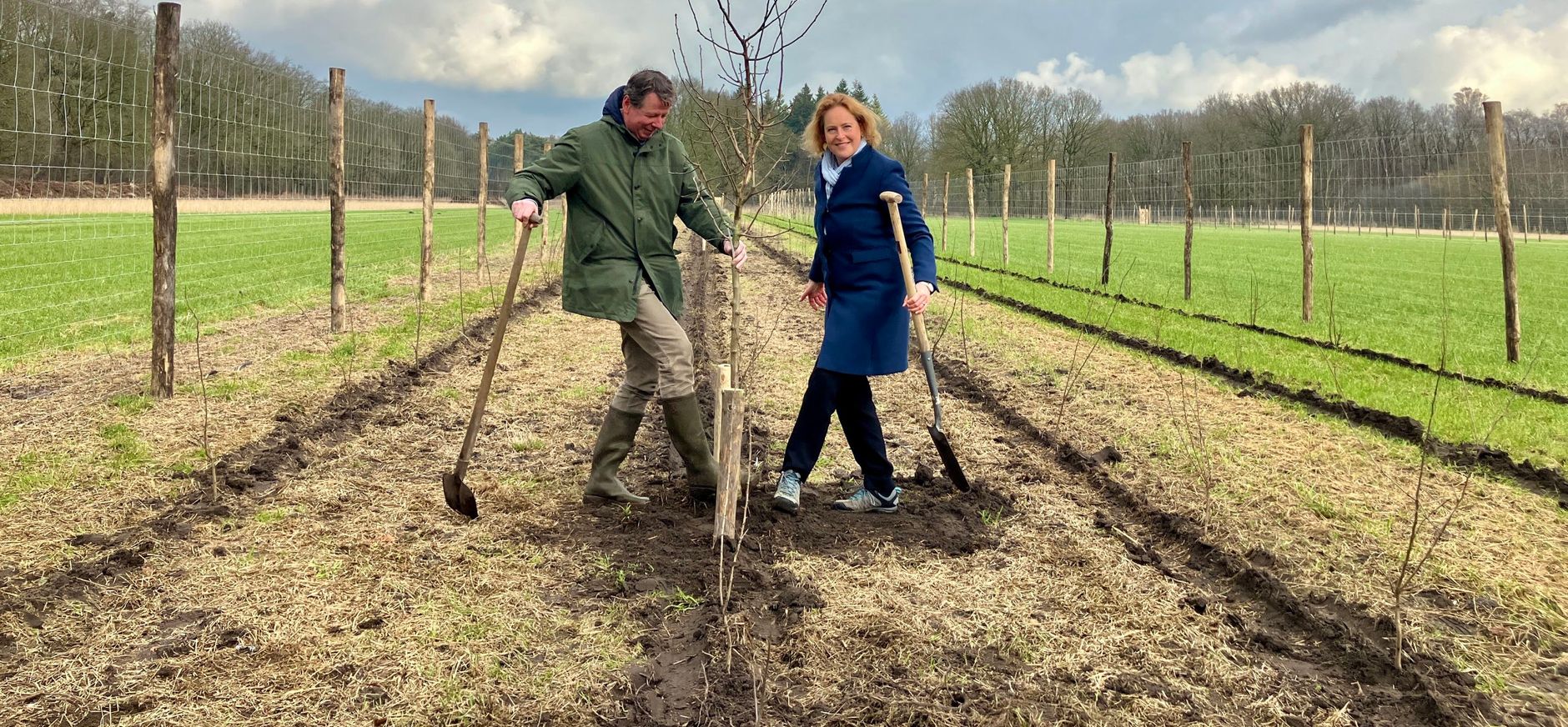 Gedeputeerde Hagar Roijackers plant samen met Lars Koreman van Natuurmonumenten eerste fruitboom in houtsingel op de Pessaert Aanplant van houtsingels op de Pessaert