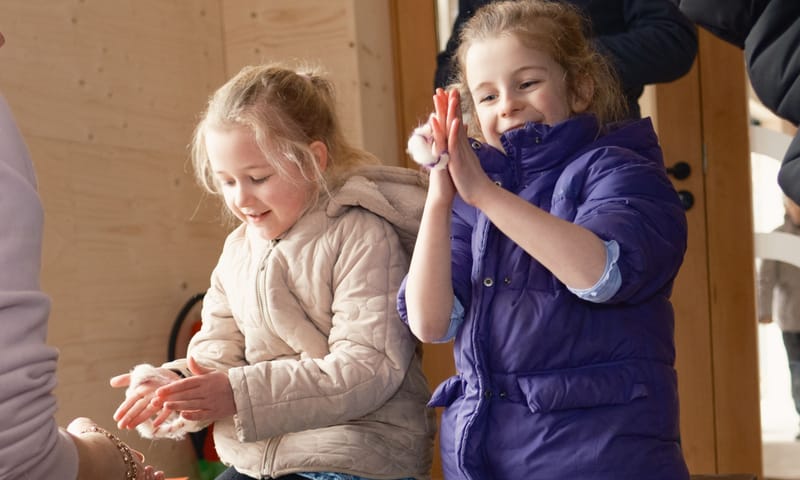 Armbandjes maken van schapenwol op de Belevenisboerderij