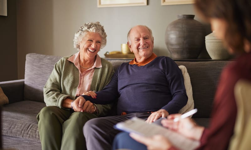 Echtpaar in gesprek met relatiemanager over Nalaten Echtpaar in gesprek met relatiemanager over Nalaten