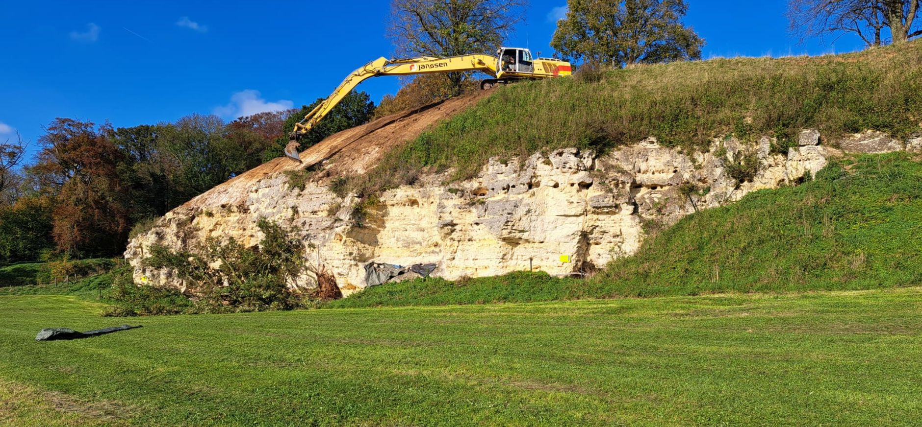 Afschrapen van de bodem op de Däolkesberg Een graafmachine schraapt de voedselrijke laag van de Däölkesberg