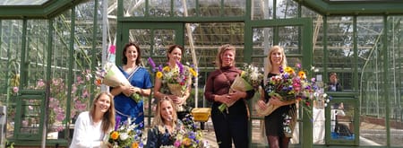 Dames plukken bij Zelfgeplukt