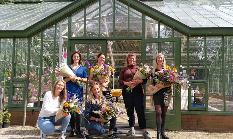 Dames plukken bij Zelfgeplukt