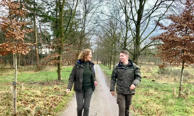 Boswachter en natuurbeheerder op de natuurbegraafplaats Boswachter en natuurbeheerder op de natuurbegraafplaats