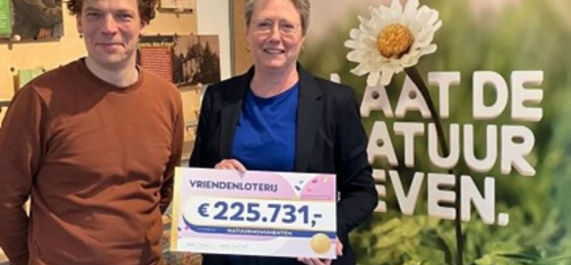 Overhandiging cheque vriendenloterij Overhandiging cheque Vriendenloterij