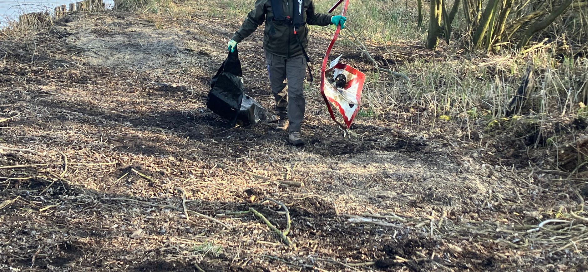 zwerfafval rapen in de Loosdrechtse Plassen Boswachter raapt afval op in de Loosdrechtse Plassen