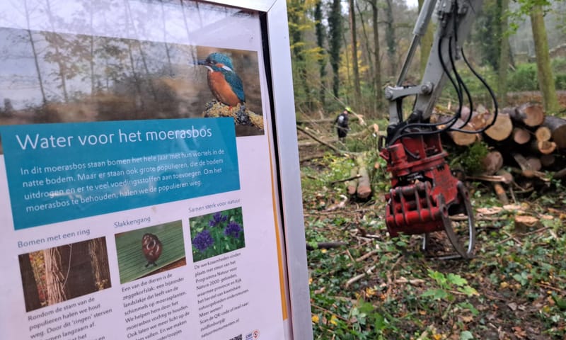 Werkzaamheden in Terworm Een bordje 'Water voor het moerasbos', met op de achtergrond werkzaamheden in Terworm