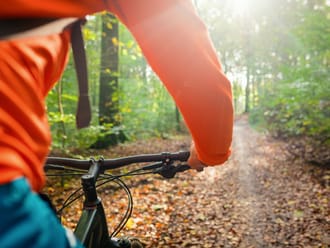 Een sportieve fietser fietst door het lentebos