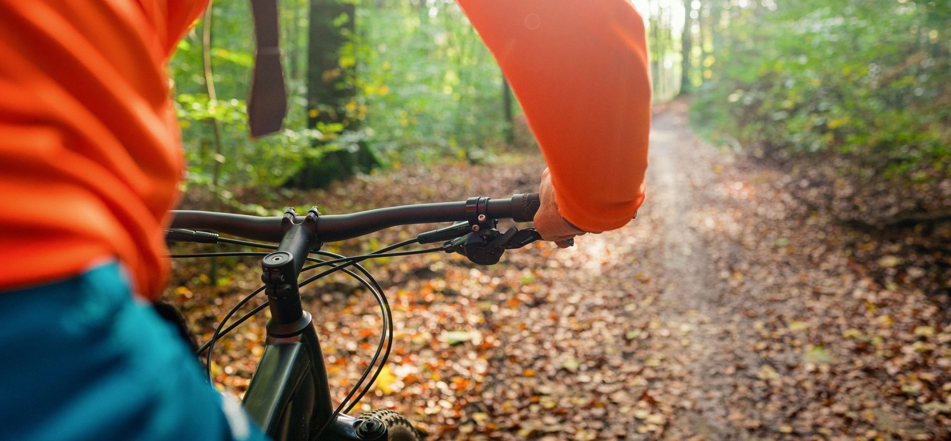 Een sportieve fietser fietst door het lentebos