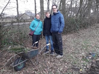 Mensen halen bomen op voor een nieuwe plek.