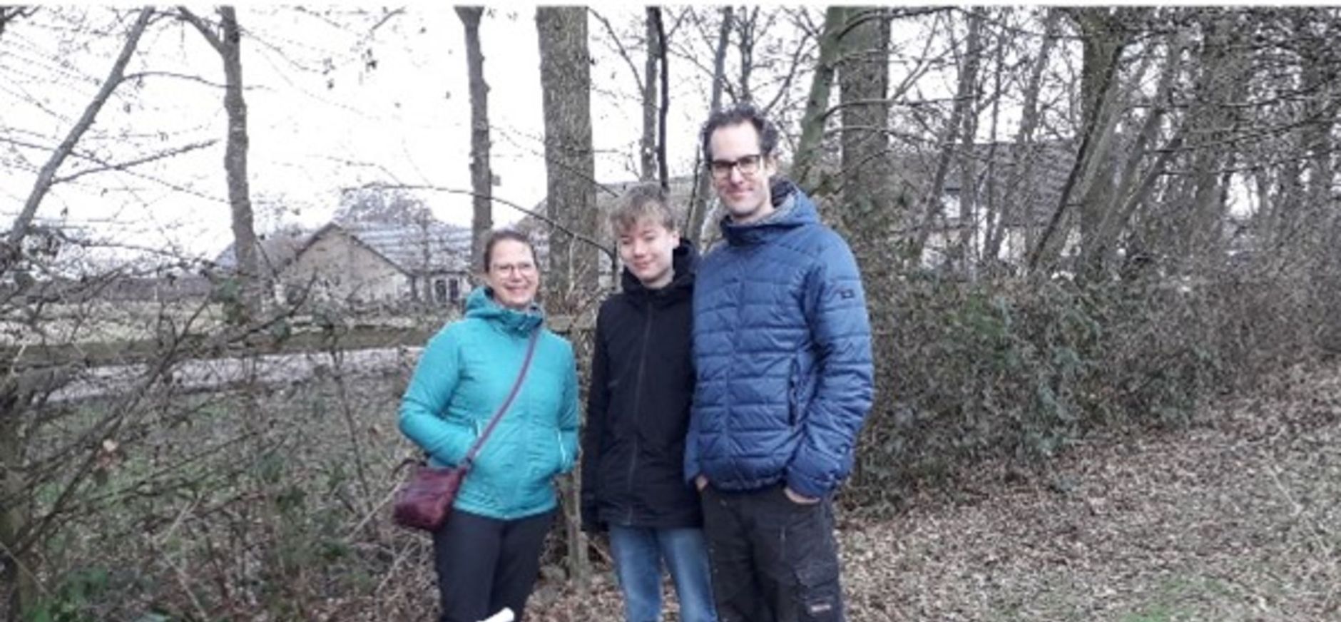 Mensen halen bomen op voor een nieuwe plek. Mensen halen bomen op voor een nieuwe plek.