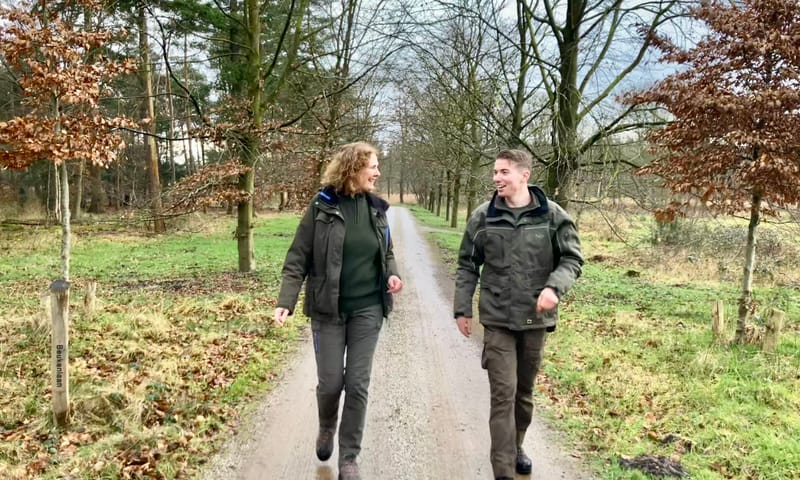 Boswachter en natuurbeheerder op de natuurbegraafplaats Boswachter en natuurbeheerder op de natuurbegraafplaats