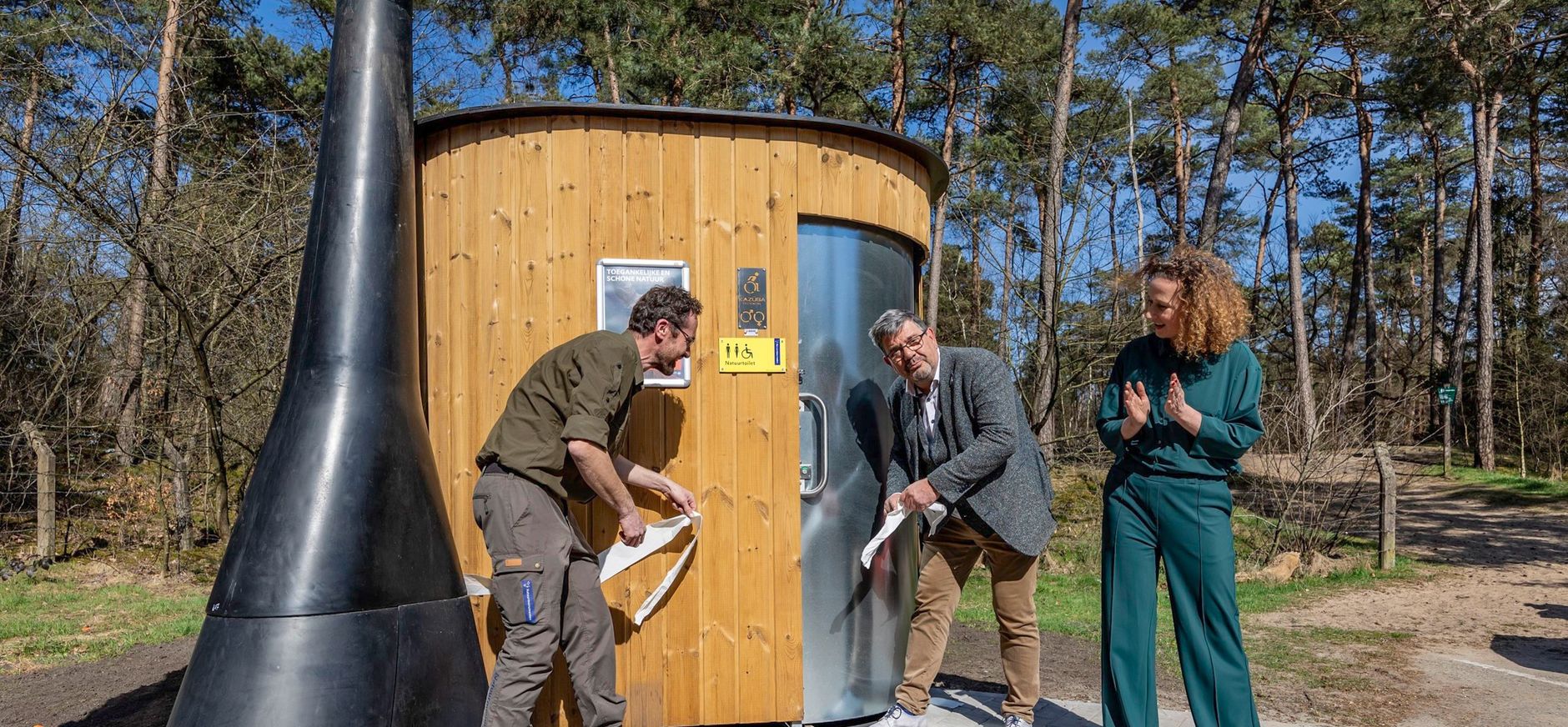 Opening natuurtoilet parkeerplaats Loenense Waterval
