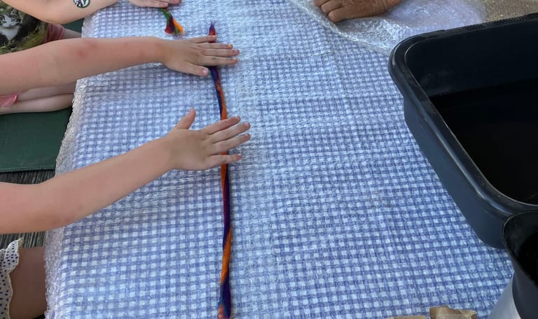 Vilten met natte gekleurde wol