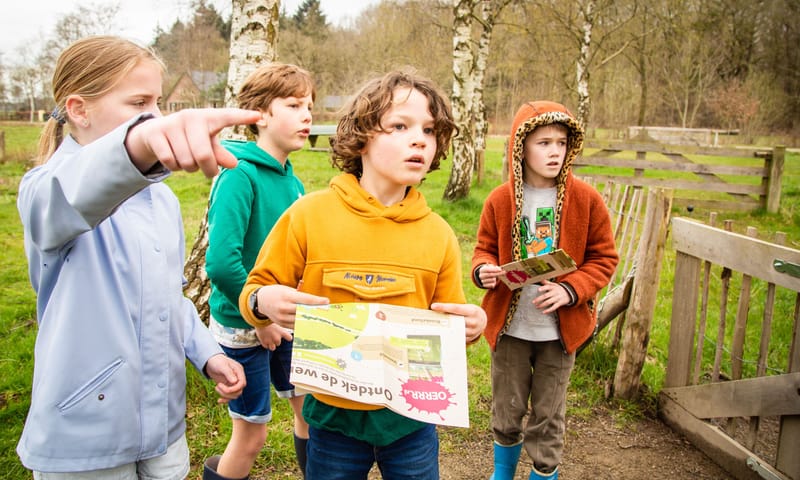4 kinderen aan het speuren met een speurkaart